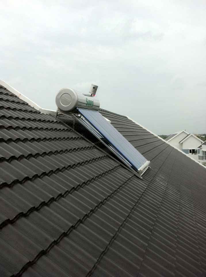 máy nước nóng năng lượng mặt trời trên mái dốc