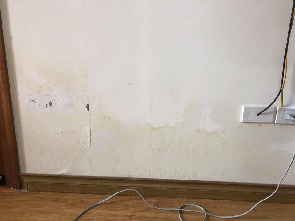 ống thoát nước điều hòa làm ẩm mốc chân tường