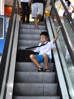 tránh ngã hoặc ngồi ở thang cuốn