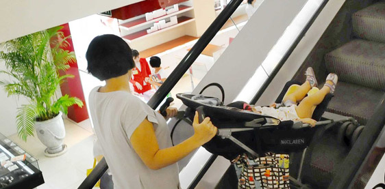 mang hàng hóa, xe đẩy trên thang cuốn có bậc